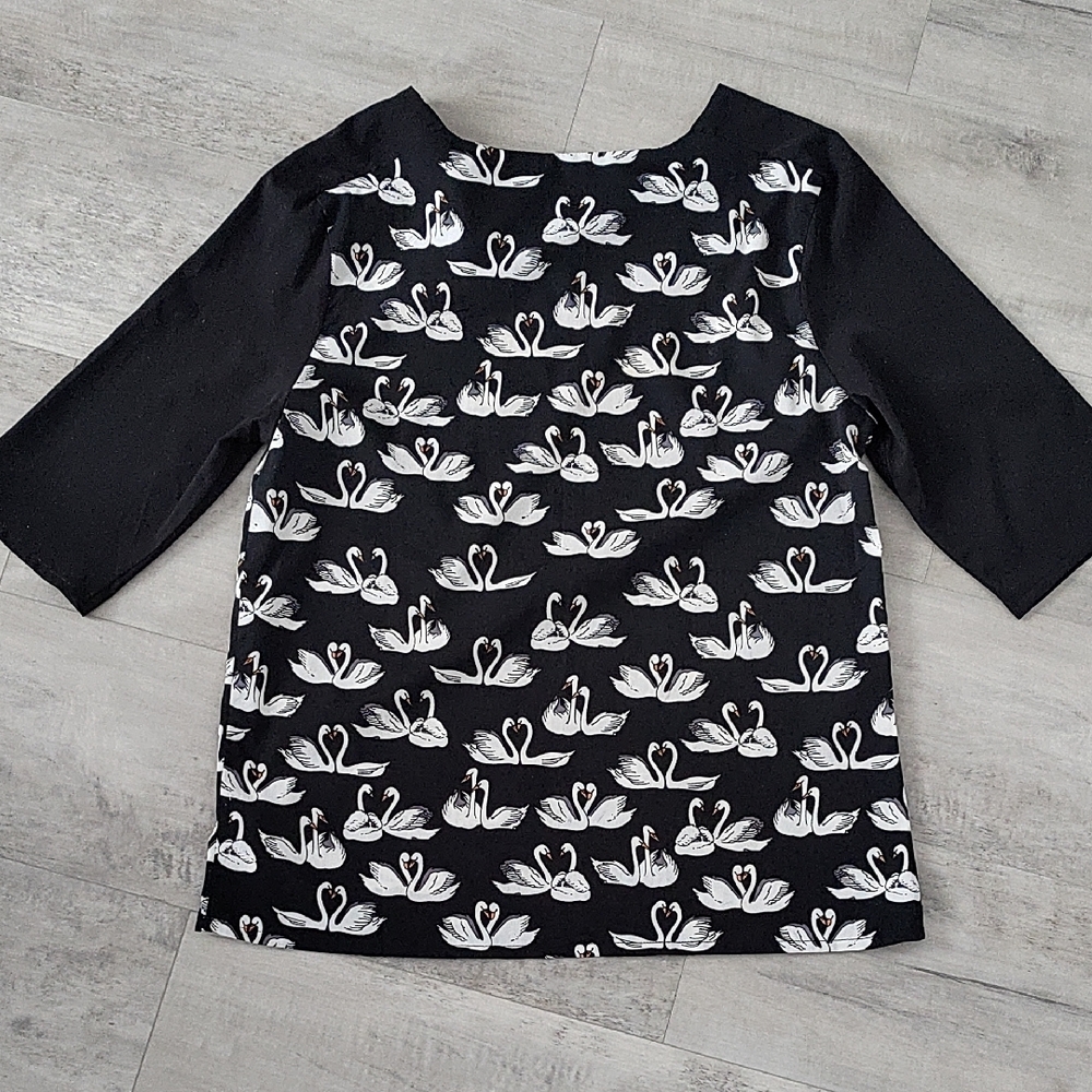 Yumi Black Top with Swan Design - Picture 4 of 8